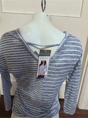 berkley jensen Striped V-Neck Long Sleeve Top in Blue and White